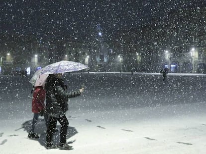 La plaza Mayor de Vic, nevada, este lunes.