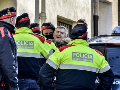 Jordi Magentí esta mañana rodeado de Mossos.