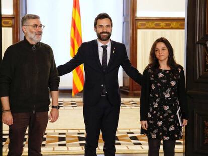 Torrent (en el medio) se reúne con los diputados de la CUP. En vídeo, declaraciones de Carles Riera.