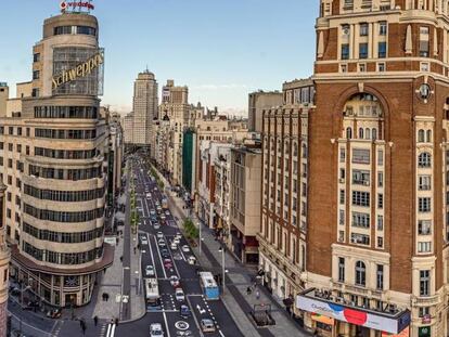 Imagen de cómo quedará la Gran Vía remodelada. En vídeo, cómo será la remodelación de la Gran vía, la calle más icónica de Madrid.