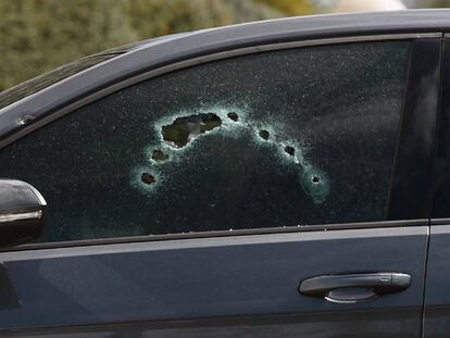 Impactos de bala en la ventana del coche del exmiembro de Los Miami asesinado este lunes en Pozuelo. En vídeo, explicación del homicidio.