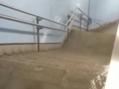 El agua corre escaleras abajo en la parada de El Carmen.