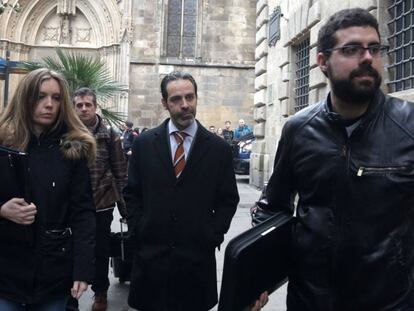Antoni Molons arriba al Palau de la Generalitat. En vídeo, Molons es conducido al palacio de la Generalitat para el registro de su despacho el 15 de marzo.