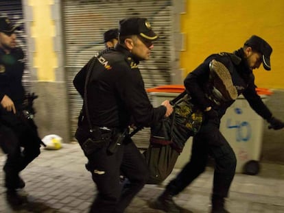 La policía detiene a una persona durante los disturbios de anoche en Lavapiés. OLMO CALVO (AFP)