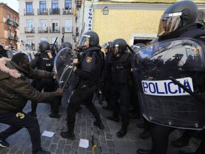 Disturbios en Lavapiés (Madrid) este viernes.