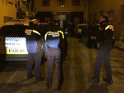 Un grupo de policías municipales delante del local en el que se produjo la reyerta.