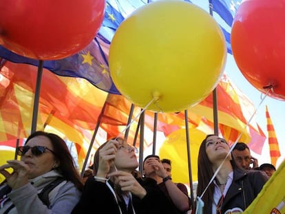 Participantes en la manifestación de Societat Civil Catalana este domingo en Barcelona.