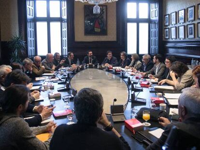 El presidente del Parlament, Roger Torrent, en el centro, al fondo, preside la reunión de la Junta de portavoces. En el vídeo, Fernando de Páramo (C's) y Eva Granados (PSC).