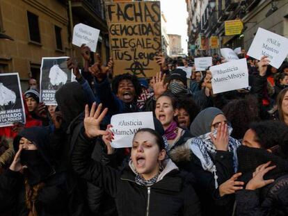 FOTO: Protestas en Lavapiés por la muerte del mantero. / VÍDEO: Declaraciones de Manuela Carmena, este lunes.