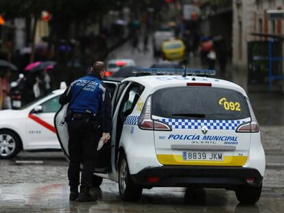 Un coche patrulla de la Policía Municipal, ayer en la Puerta del Sol. En vídeo, declaraciones de Noelia Vera, portavoz del Consejo de Coordinación de Podemos.