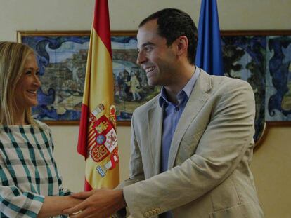 Cristina Cifuentes e Ignacio Aguado presentan su acuerdo de investidura en 2015.