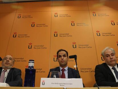Javier Ramos López, rector de URJC, junto al director del máster, Enrique Álvarez Conde, y el profesor de la asignatura, Pablo Chico de la Cámara. En vídeo, lo más reciente del caso.