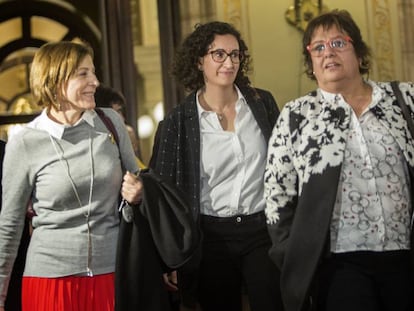 Las hasta hoy diputadas Forcadell, Rovira, Bassa abandonando el Parlament.