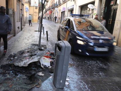 Desperfectos después de los altercados en Lavapiés. / Vídeo: Manuela Carmena apoya la actuación policial tras las protestas el 19 de marzo de 2018.