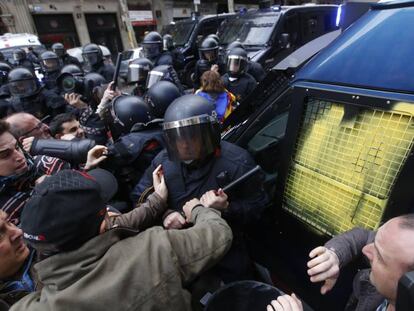 Carga policial en las inmediaciones de la delegacion del Gobierno en Barcelona. 25 de marzo de 2018
