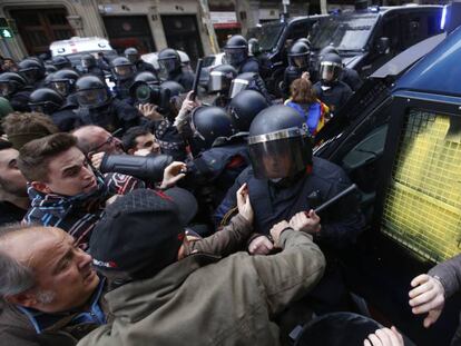 Carga policial en las inmediaciones de la delegacion del Gobierno en Barcelona. 25 de marzo de 2018