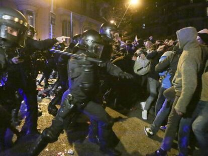 Altercados en el centro de Barcelona tras la protesta por la detención de Puigdemont.