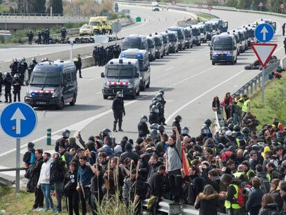 Corte de la autovía A2, en Soses (Lleida), ayer. En vídeo, manifestación que obligó a cerrar parcialmente la estación de Sants.