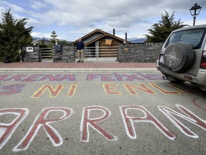 Francesc Raventós, ante la verja de su casa, frente a las pintadas contra el juez Llarena en Das (Girona).