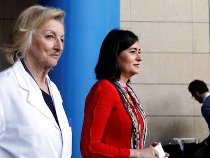La consejera valenciana de Sanidad, Carmen Montón, de rojo, con la gerente del Departamento de Salud de la Ribera, Isabel González, en el hospital de Alzira.
