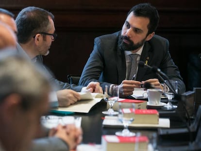 Roger Torrent encabeza la reunión de la Mesa del Parlament este martes.En vídeo, entrevista a Ignacio González Vega, portavoz de Juezas y Jueces para la Democracia.