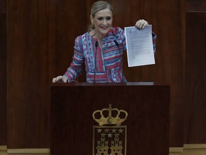 Foto: Cristina Cifuentes durante su comparecencia este miércoles en la Asamblea. | Vídeo: La universidad española indignada por el caso del máster de Cifuentes.