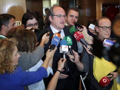 Foto: Ángel Gabilondo, este miércoles en la Asamblea.| Vídeo: El PSOE registra una moción de censura contra la Presidenta de la Comunidad de Madrid