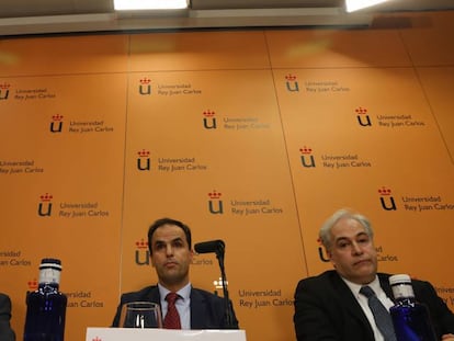 Javier Ramos López (centro), rector de URJC, al director del máster, Enrique Álvarez Conde (izquierda), y el profesor de la asignatura, Pablo Chico de la Cámara (derecha).