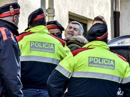 Jordi Magentí, durante el registro de la casa de su tío en Anglès.