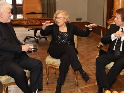 Almodóvar y Raphael, con la alcaldesa Carmona.