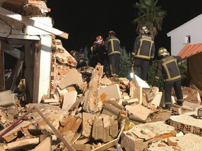 Bomberos de la Comunidad de Madrid, durante la búsqueda entre los escombros.