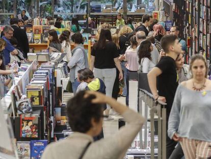 Animación de público en domingo en la Casa del Libro de Rambla de Catalunya.