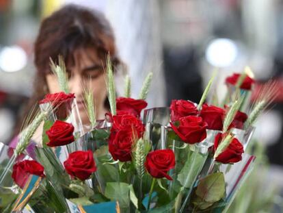 Diada de Sant Jordi. Hoy la ciudad se llena de paradas con libros y rosas.