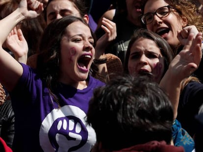 Concentración feminista contra la sentencia de La Manada durante la celebración del 2 de Mayo.