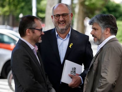 De izquierda a derecha, los diputados de Junts per Catalunya Josep Costa, Eduard Pujol y Albert Batet. En vídeo, declaraciones de Eduard Pujol.