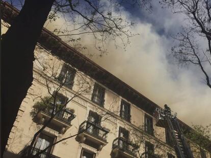Los bomberos en el incendio de la calle de Lagasca, 16.