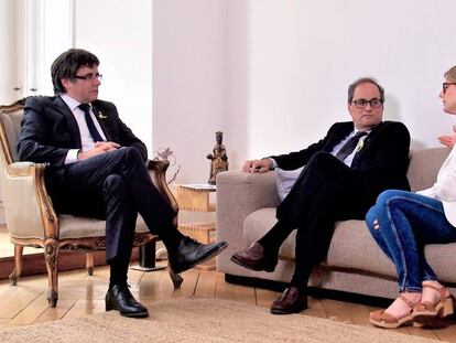 Carles Puigdemont habla con Quim Torra y Elsa Artadi, en la tarde de ayer en Berlín.