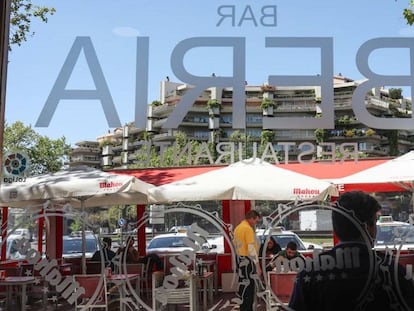 Cristalera del bar Iberia, en la glorieta de San Bernardo de Madrid.