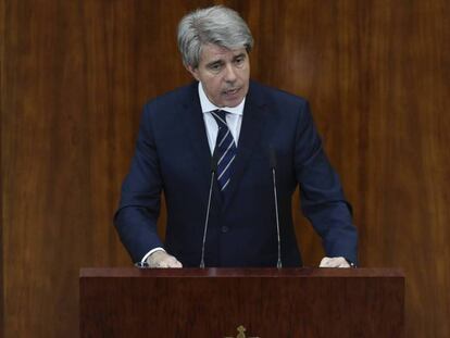Garrido, durante su discurso de investidura en la Asamblea de Madrid. En vídeo, Garrido elogia a Cristina Cifuentes.