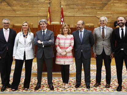 El presidente de la Comunidad de Madrid posa junto a los consejeros en la cámara regional.
