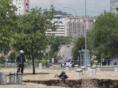 El socavón que ha dejado en Sanchinarro la rotura.