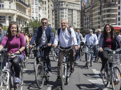 De derecha a izquierda, la vicepresidenta del Consell, Mònica Oltra, el alcalde de Valencia, Joan Ribó, y edil de Sostenibilidad, Giuseppe Grezzi.