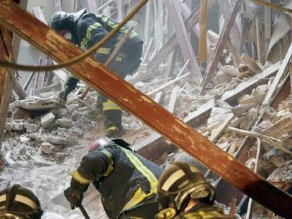 Imágenes de las labores de rescate de los Bomberos en el edificio de General Martínez Campos.