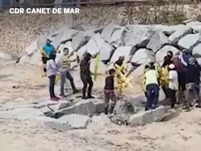 Vídeo en el que se ve a dos grupos se enfrentan en Canet al retirar de la playa las cruces de apoyo a los presos y acto de protesta de Arran.