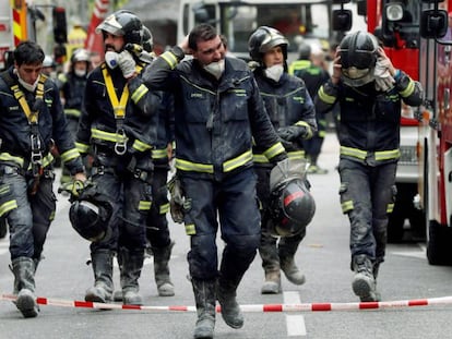 Los bomberos salen de las labores de rescate, en una imagen de este jueves.