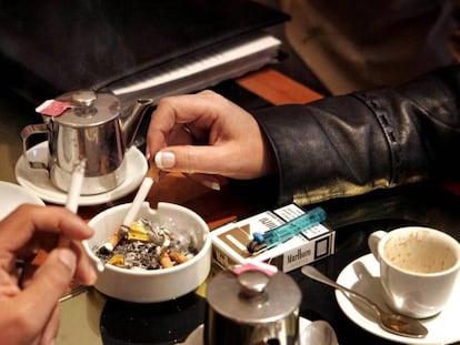 Gente fumando en un bar antes de la prohibición de 2011.