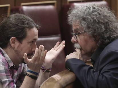 FOTO: Joan Tardà habla con Pablo Iglesias en el inicio del debate. | VÍDEO: La réplica de Pedro Sánchez.