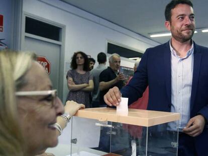 El candidato a la alcaldía de Badalona, Álex Pastor, vota en la consulta.