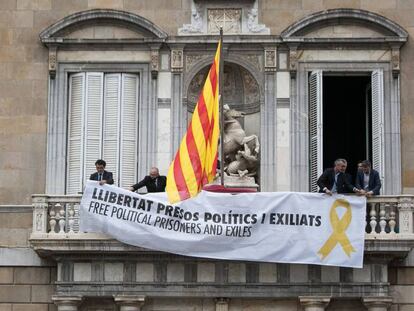 FOTO: Pancarta en el balcón de la Generalitat reclamando la libertad de los políticos encarcelados. / VÍDEO: Declaraciones de Inés Arrimadas, este miércoles.