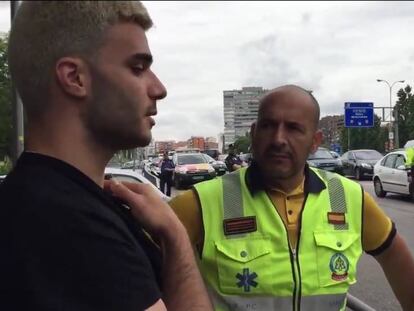 Personal de Emergencias Madrid, este domingo con el joven de 19 años que ha salvado la vida a un conductor que ha sufrido un infarto mientras conducía en Madrid.